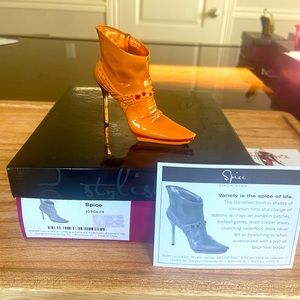 Just the Right Shoe "SPICE" 2009 By Lorraine Vail # J090619 COA